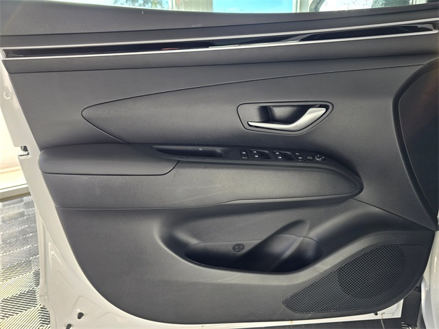 Vehicle image 23 of 27