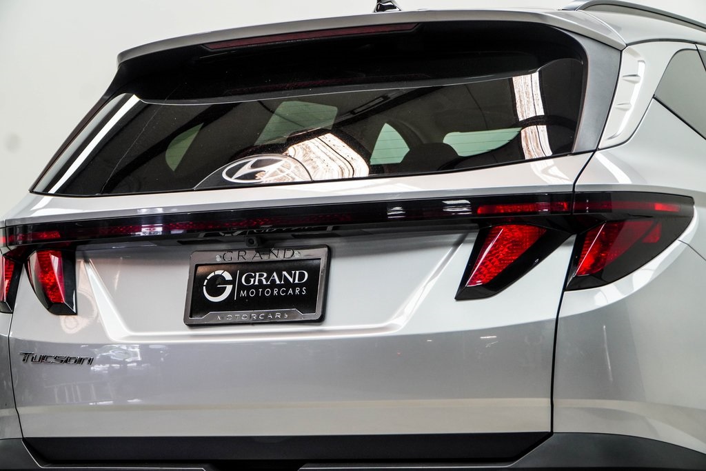 Vehicle image 32 of 44