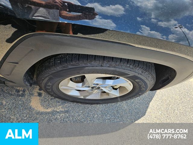 Vehicle image 18 of 25