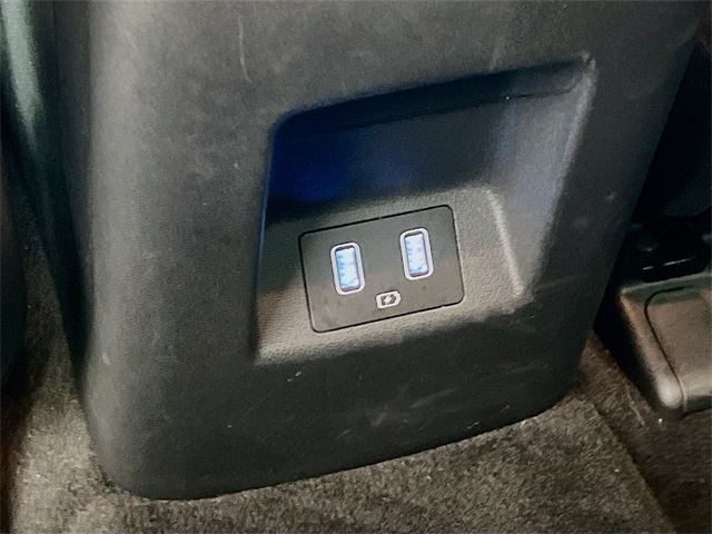 Vehicle image 33 of 40