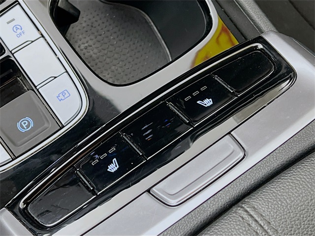 Vehicle image 21 of 40