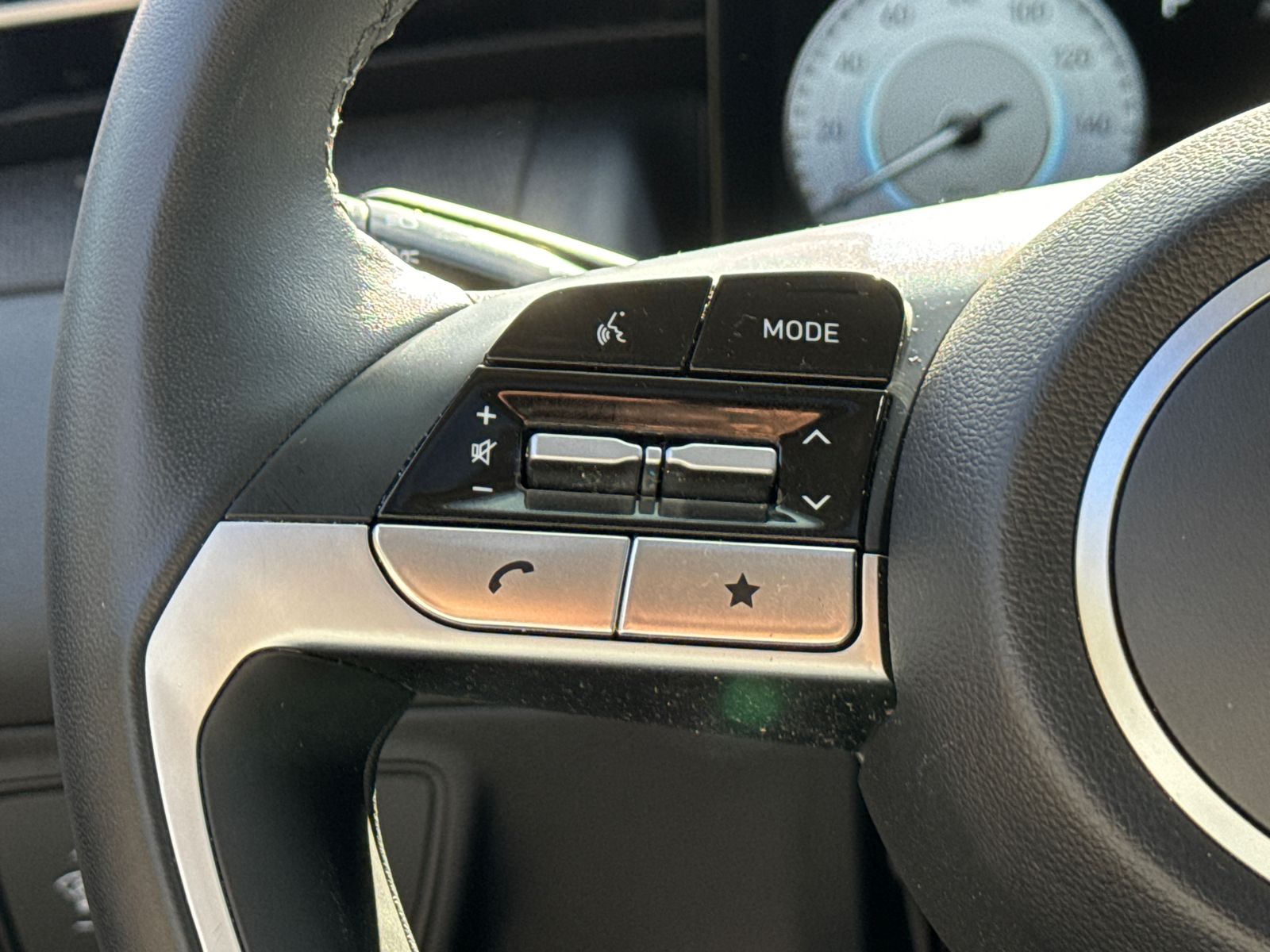 Vehicle image 27 of 40