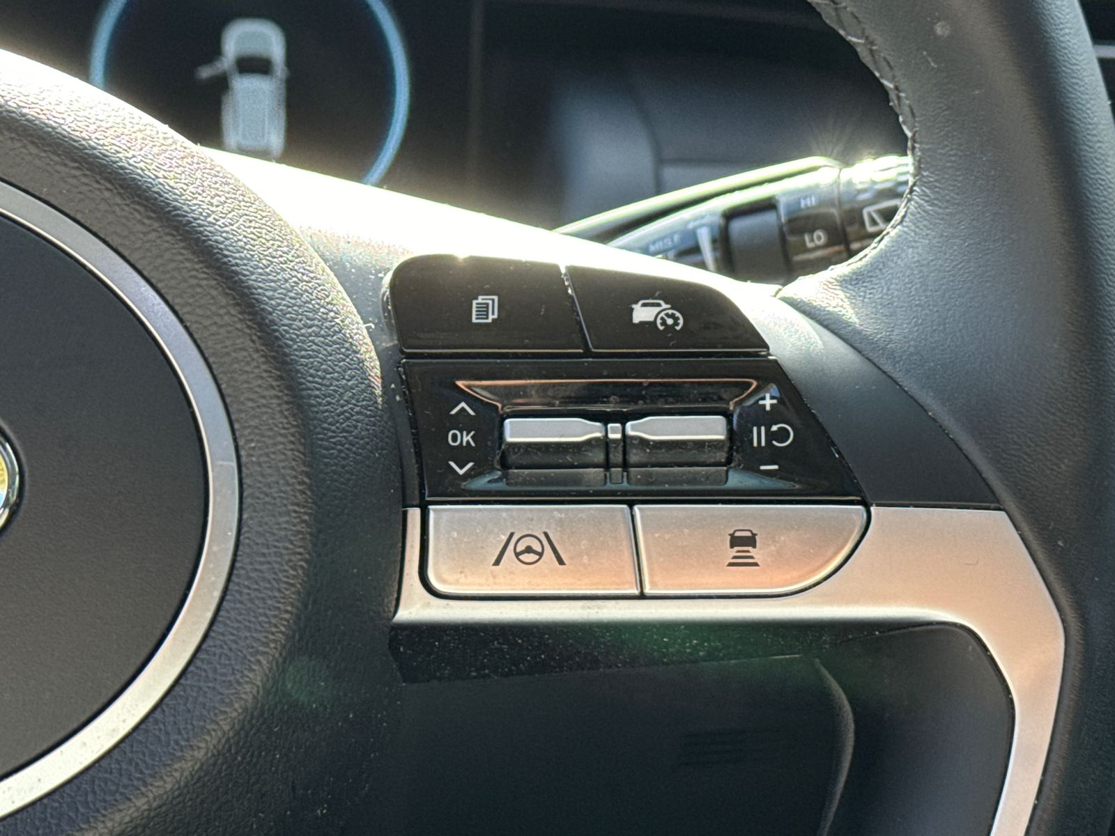 Vehicle image 28 of 40