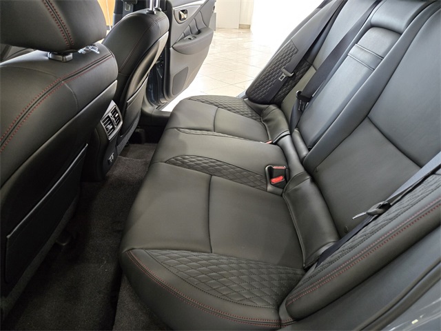 Vehicle image 16 of 32