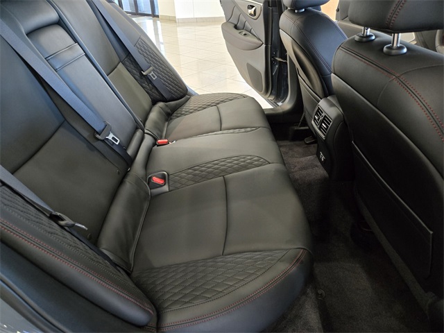 Vehicle image 15 of 32