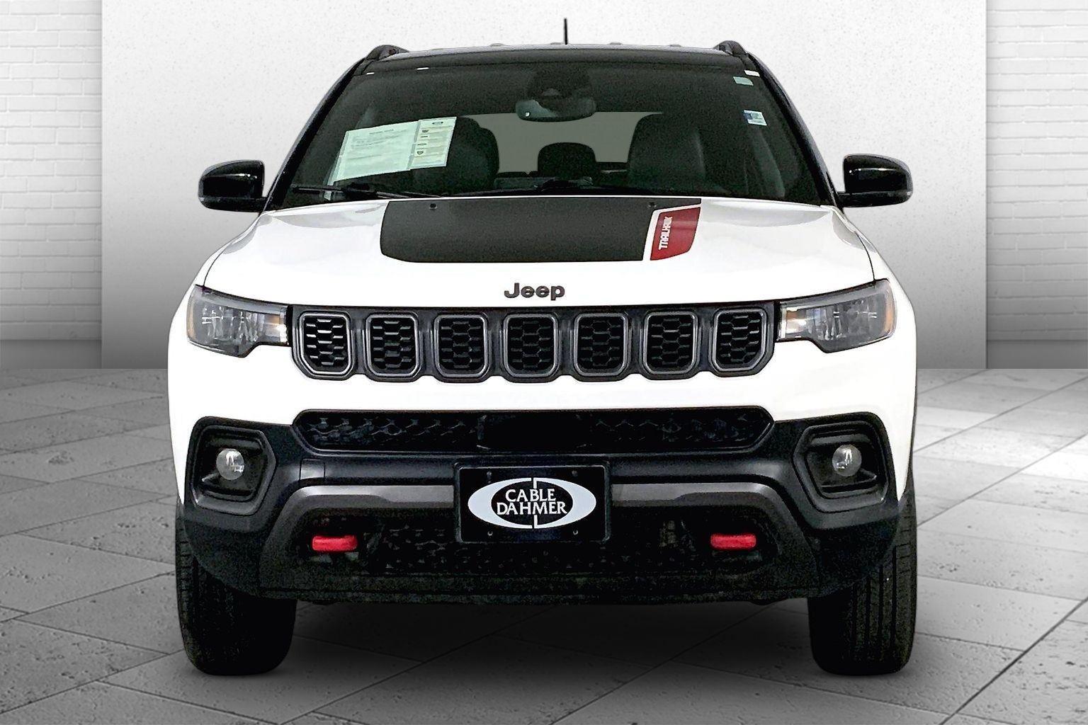 2024 Jeep Compass Trailhawk Image 2 of 31