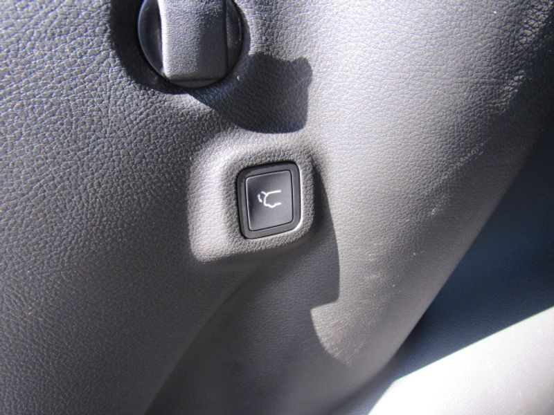 Vehicle image 18 of 22