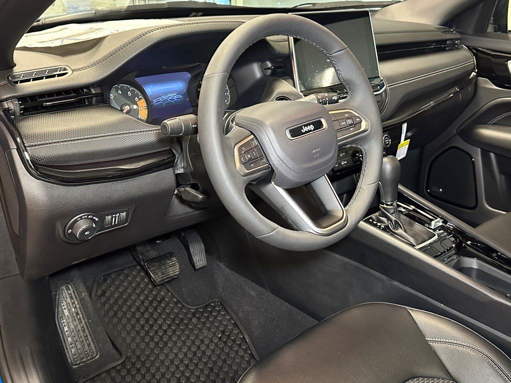 Vehicle image 17 of 29