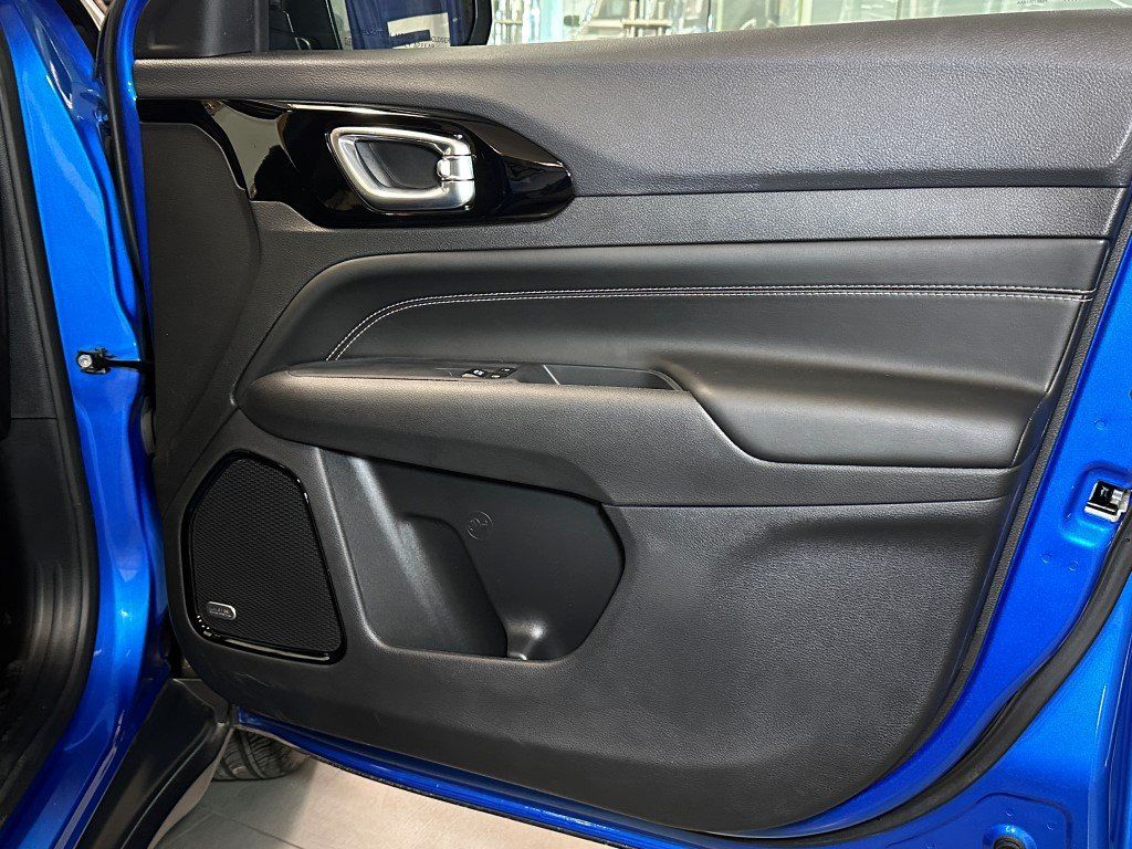 Vehicle image 13 of 29