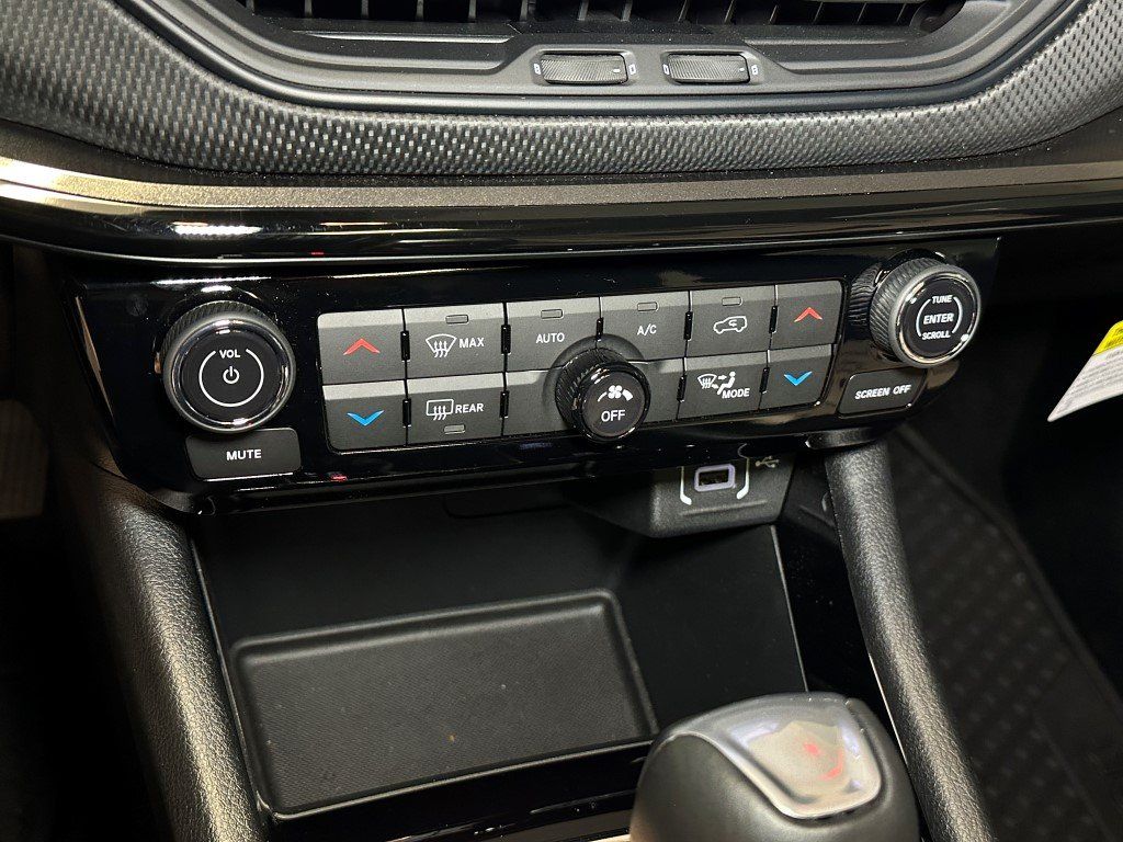 Vehicle image 25 of 29