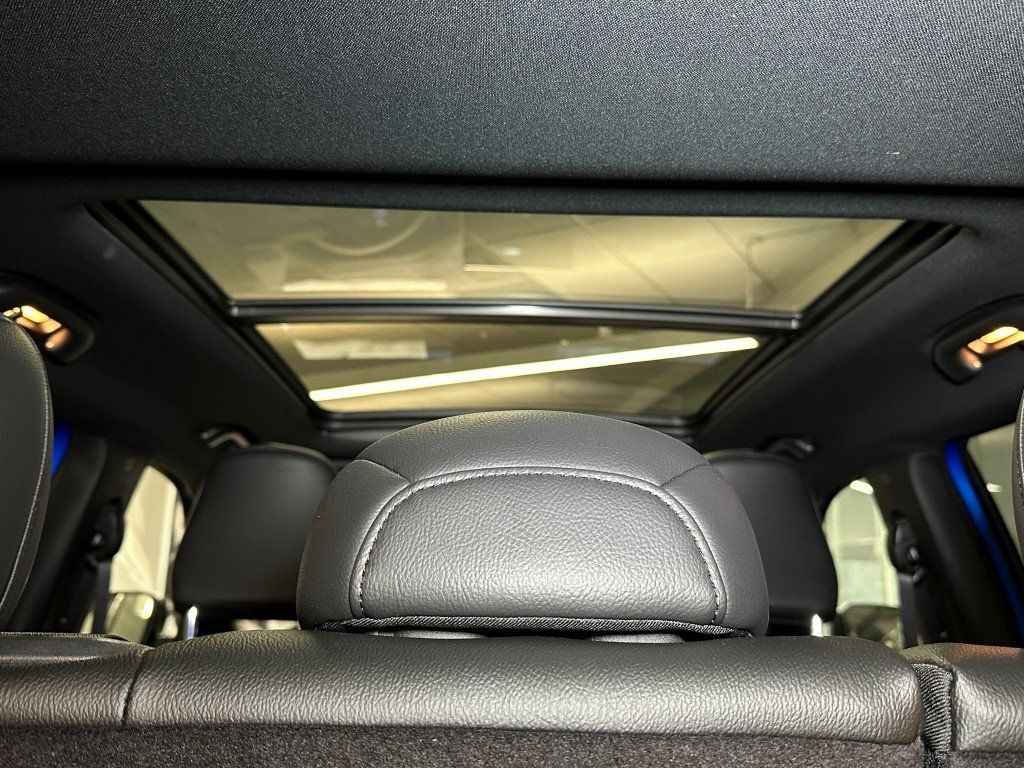 Vehicle image 8 of 29
