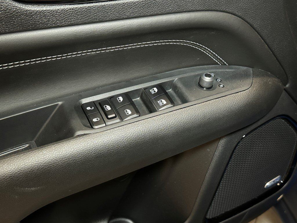 Vehicle image 16 of 29