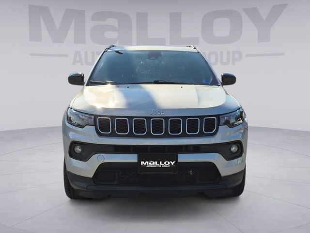 2024 Jeep Compass Latitude Lux Image 2 of 30
