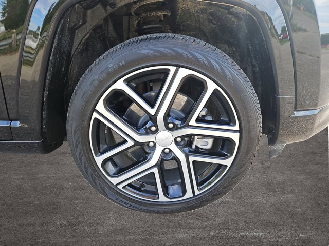 Vehicle image 33 of 71