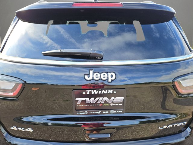 Vehicle image 32 of 71