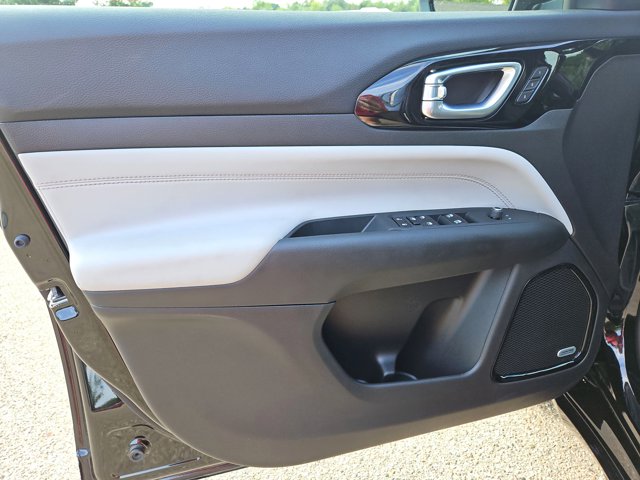 Vehicle image 25 of 71
