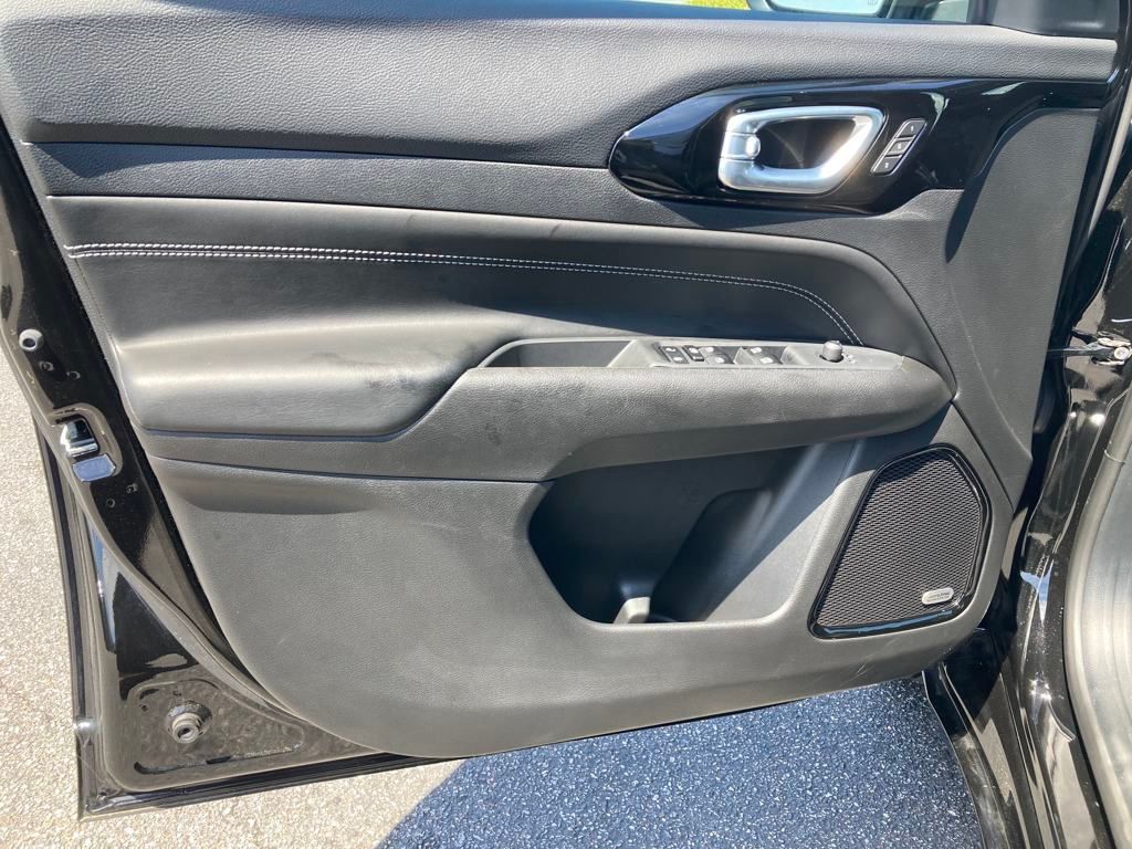 Vehicle image 27 of 39