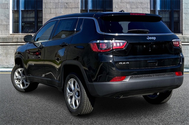 Vehicle image 4 of 14