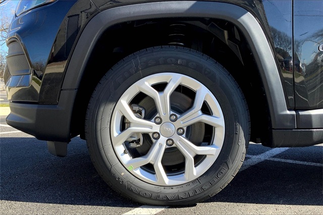 Vehicle image 12 of 14