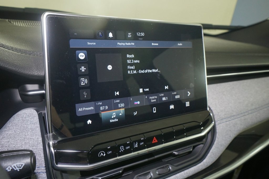 Vehicle image 16 of 21