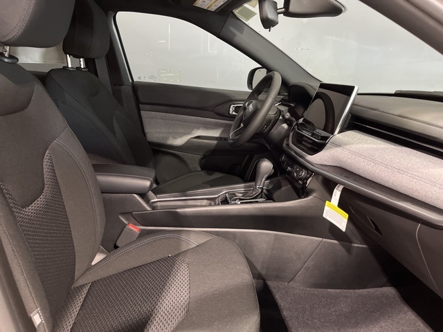 Vehicle image 33 of 38