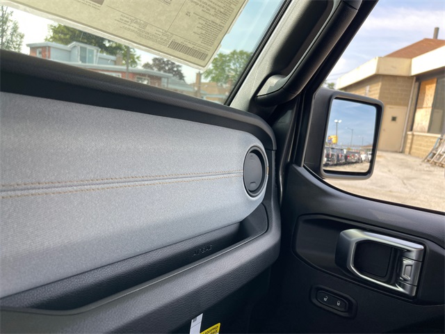 Vehicle image 25 of 30