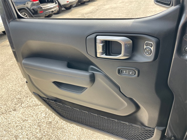 Vehicle image 27 of 30