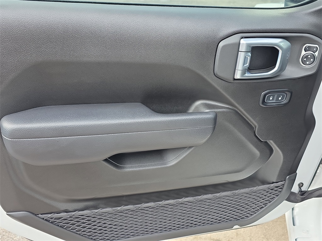 Vehicle image 21 of 26