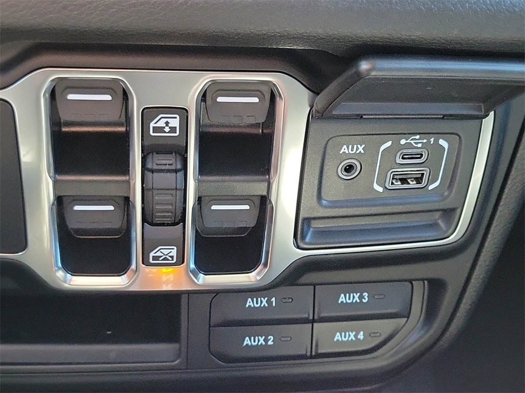 Vehicle image 13 of 15