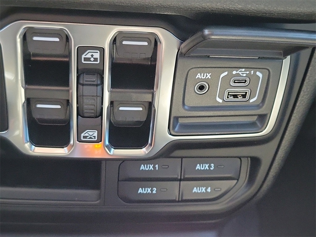 Vehicle image 13 of 15