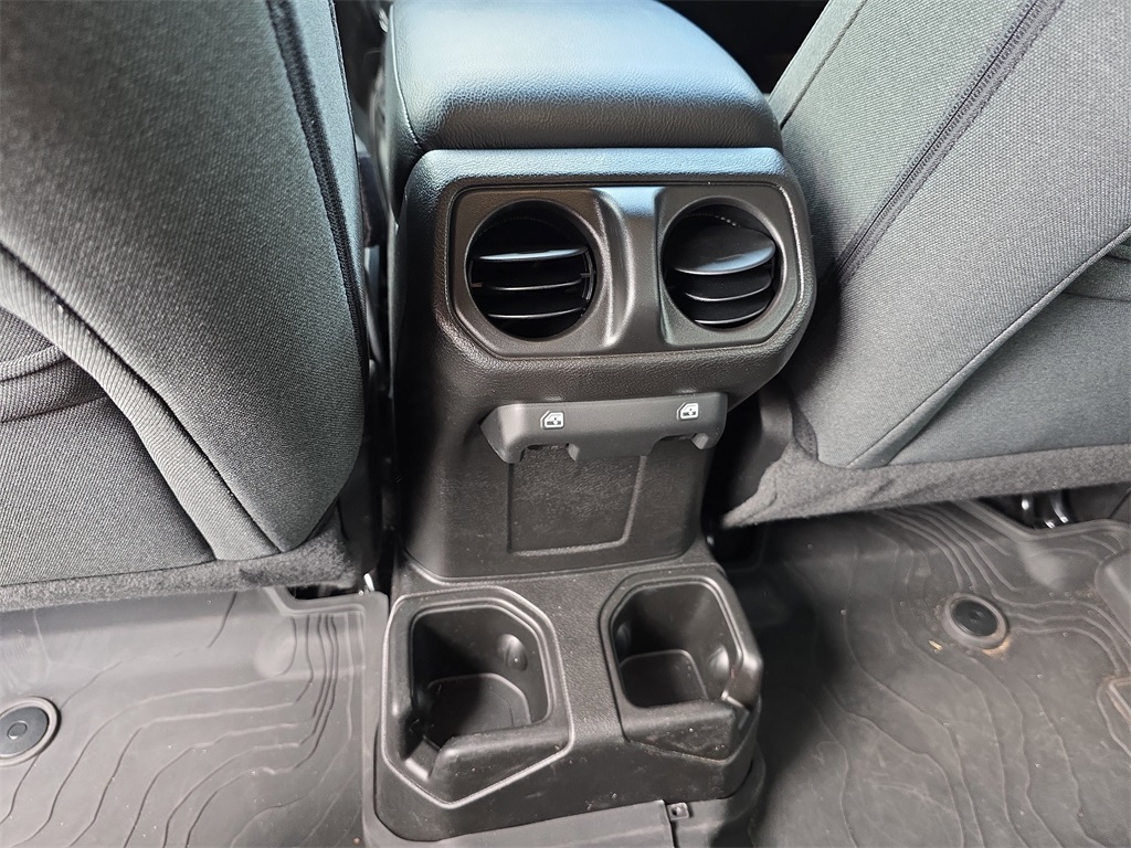 Vehicle image 19 of 25