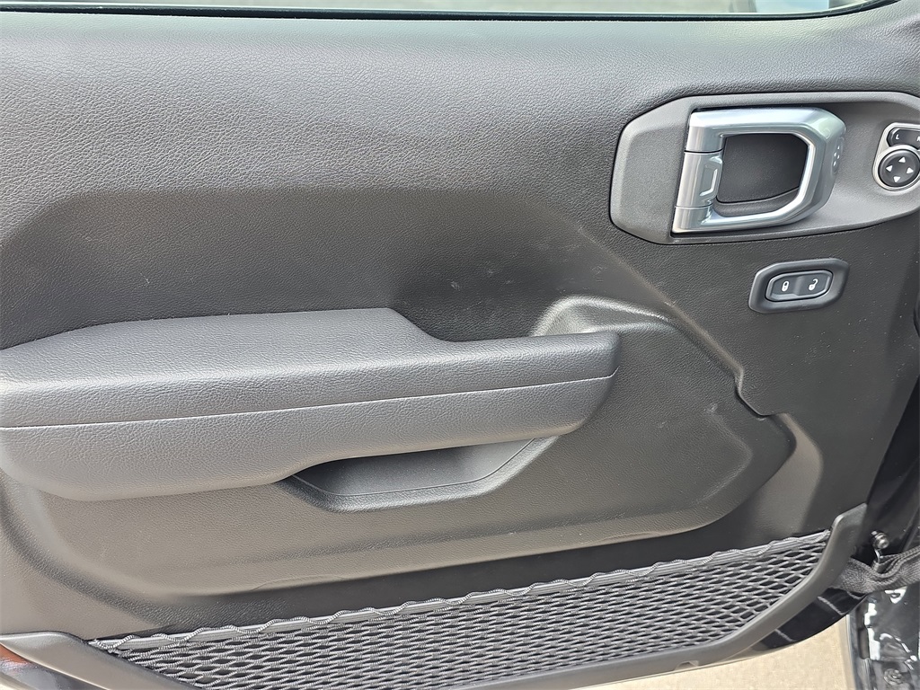 Vehicle image 18 of 25