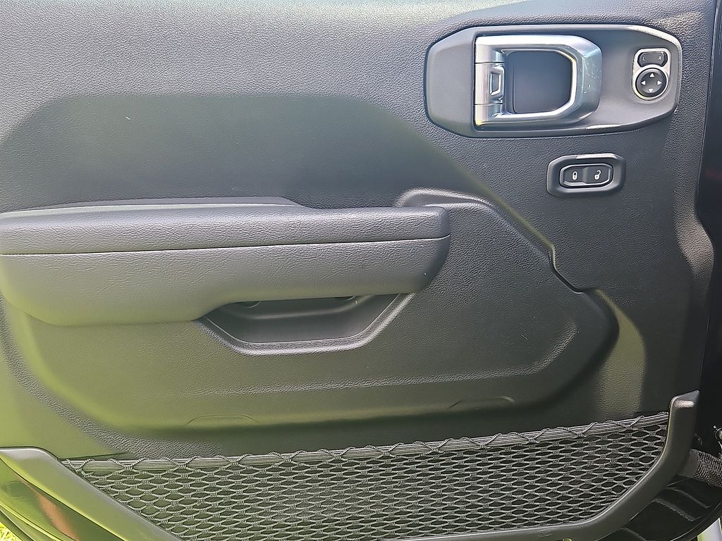 Vehicle image 14 of 18