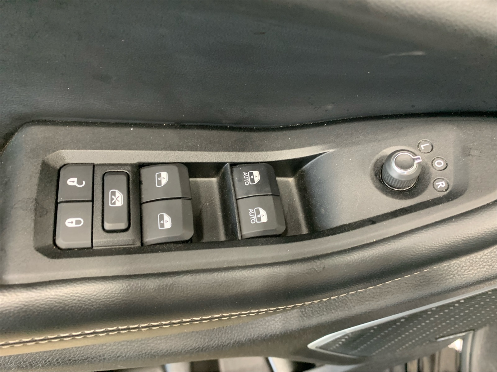 Vehicle image 33 of 36