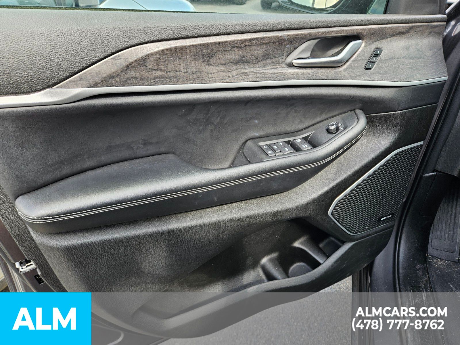 Vehicle image 17 of 24
