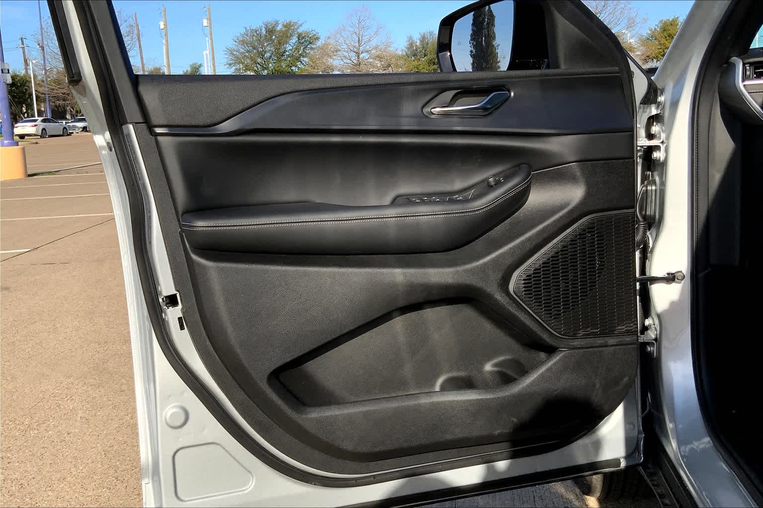 Vehicle image 10 of 19