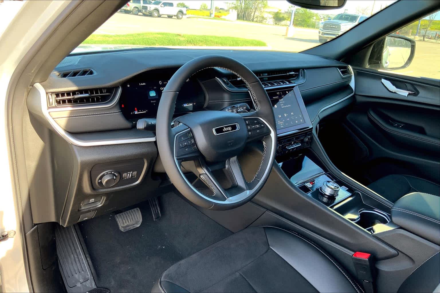 Vehicle image 8 of 19