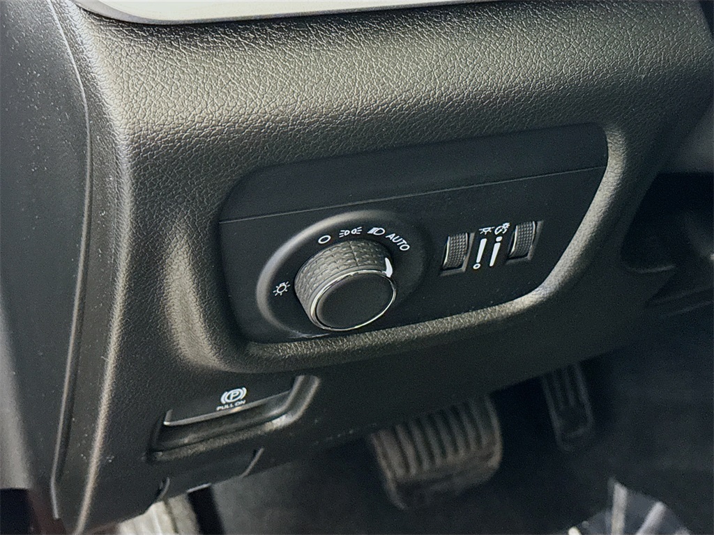 Vehicle image 10 of 30