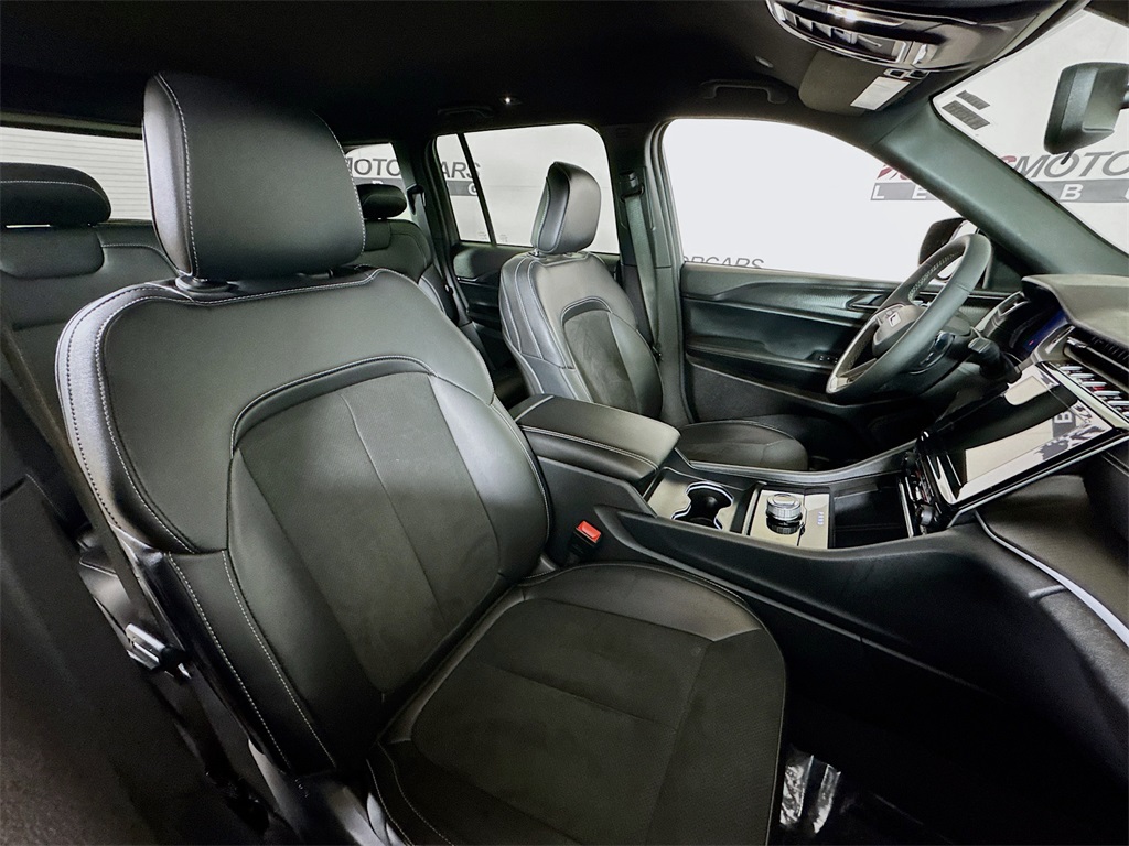 Vehicle image 26 of 30