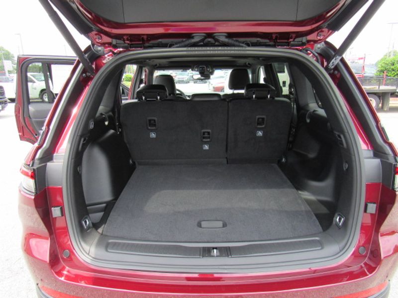 Vehicle image 18 of 23
