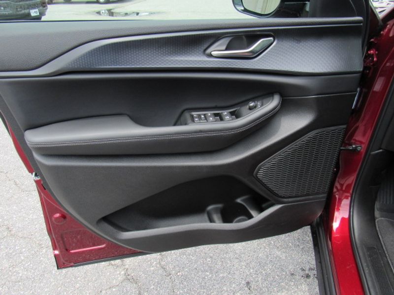 Vehicle image 7 of 23