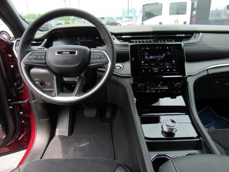 Vehicle image 17 of 23