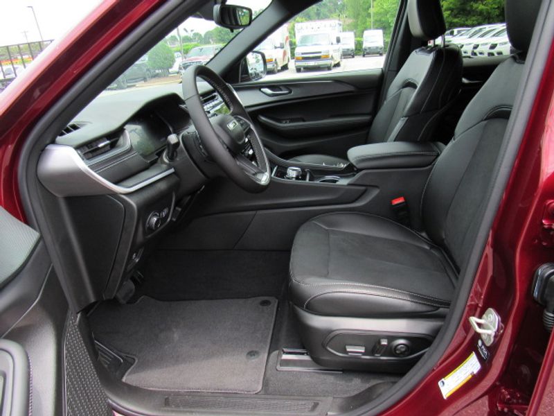 Vehicle image 8 of 23