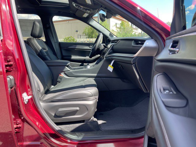 Vehicle image 9 of 12
