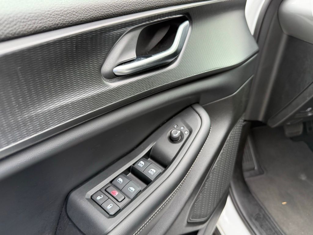 Vehicle image 25 of 30