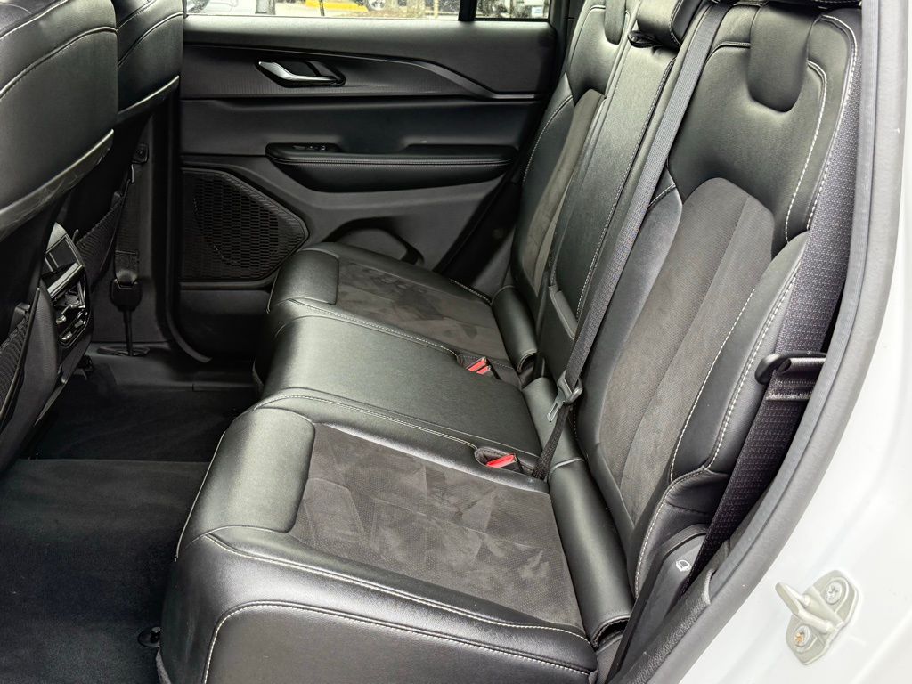 Vehicle image 10 of 30