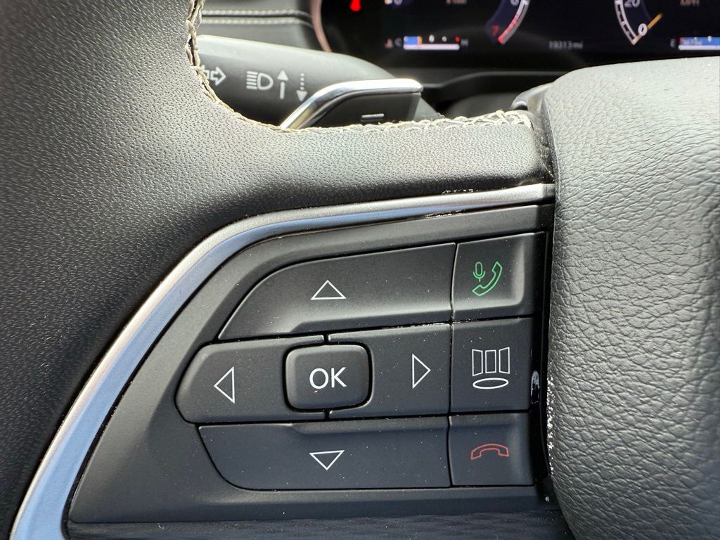 Vehicle image 28 of 30