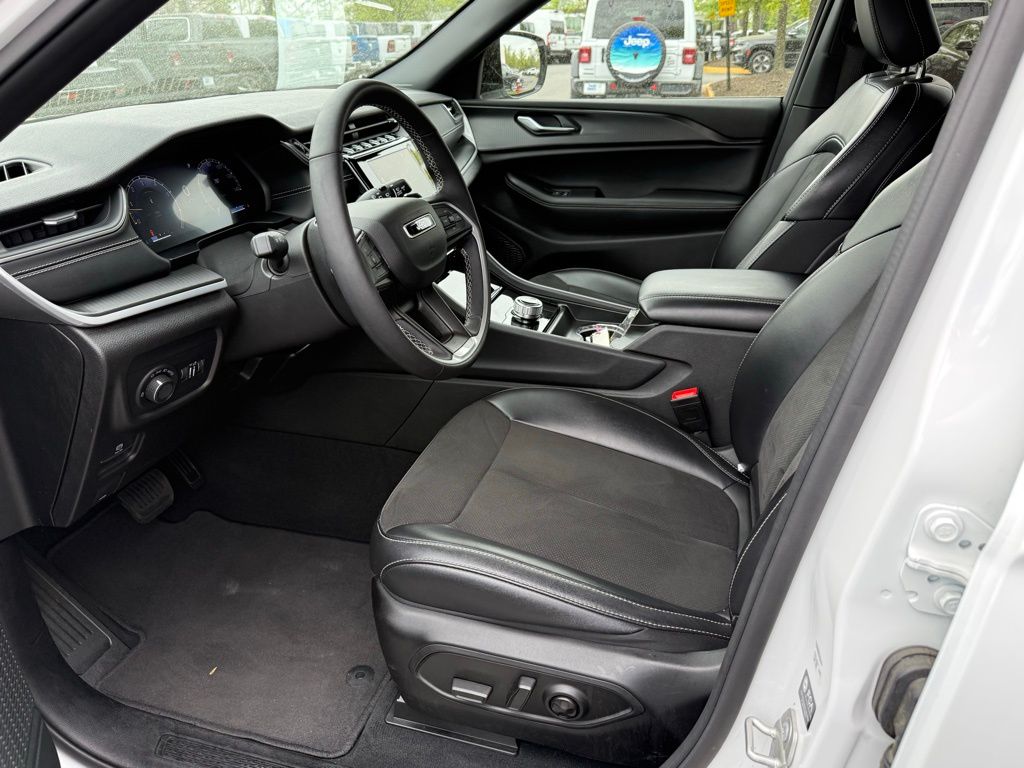 Vehicle image 24 of 30