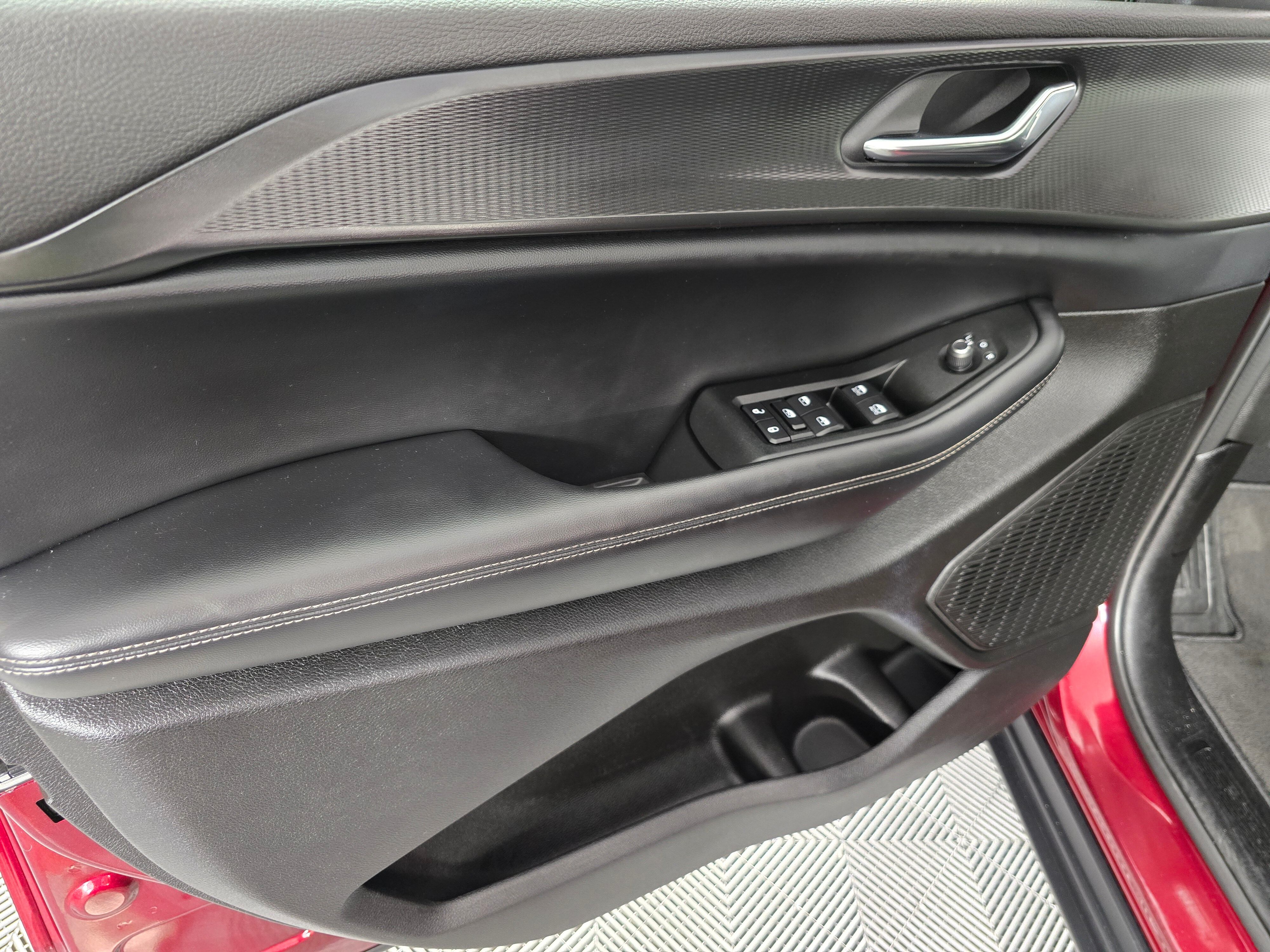 Vehicle image 19 of 44