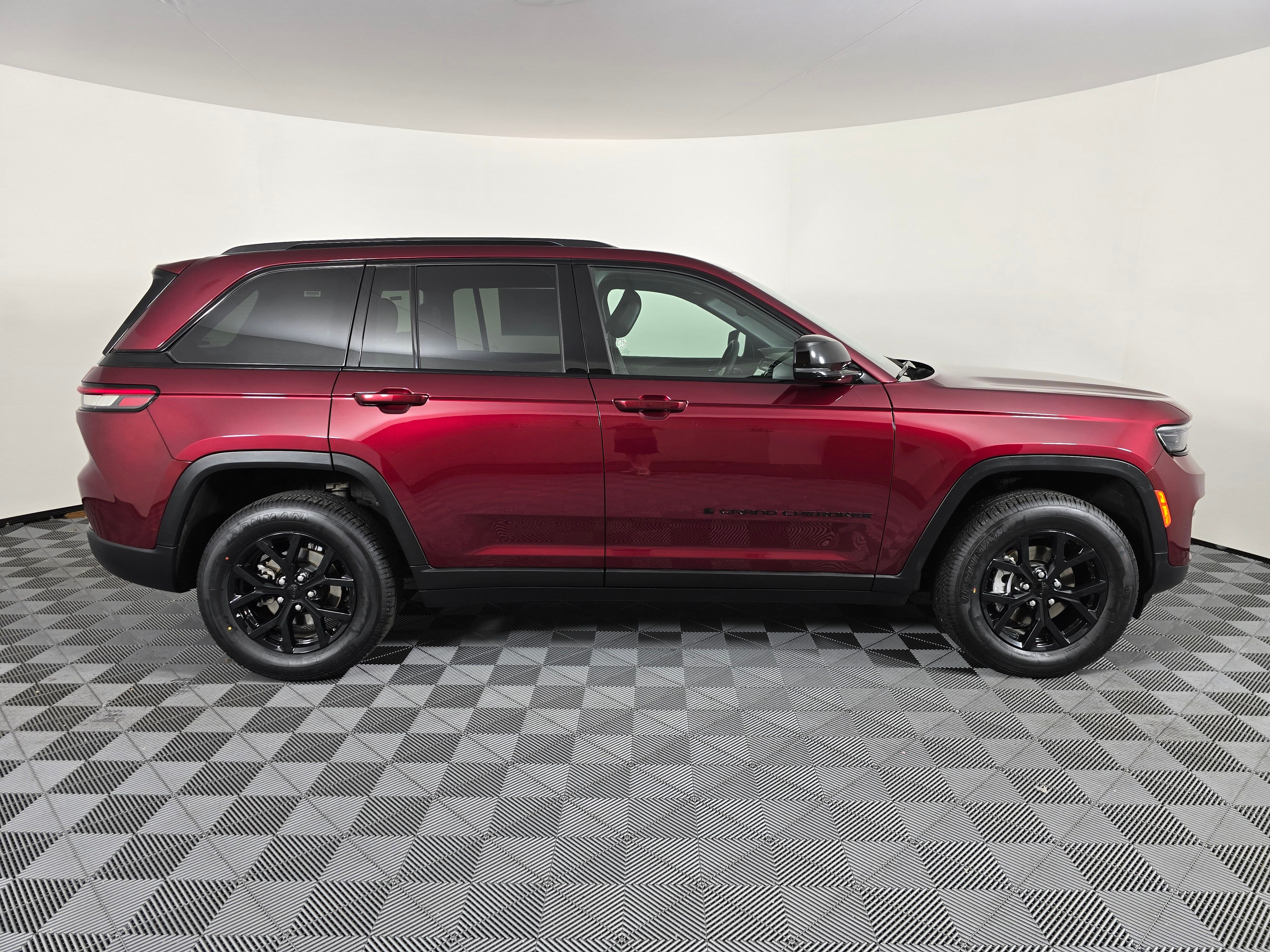 Vehicle image 4 of 44